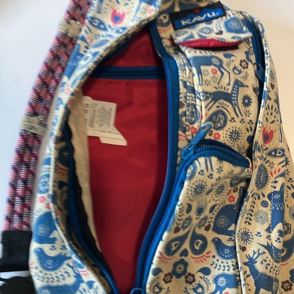 Kavu women’s sling pack with matching Wallet - Picture 5 of 16